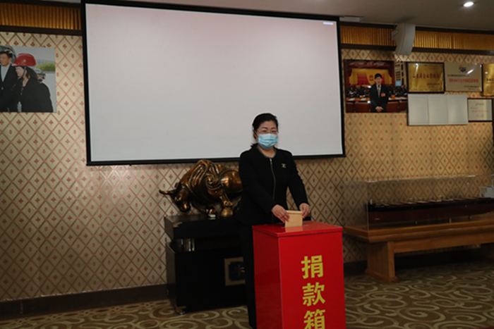 以集团党委书记张红霞为代表的广大党员干部踊跃捐款.png